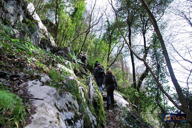 passaggio sfruttando la roccia .JPG